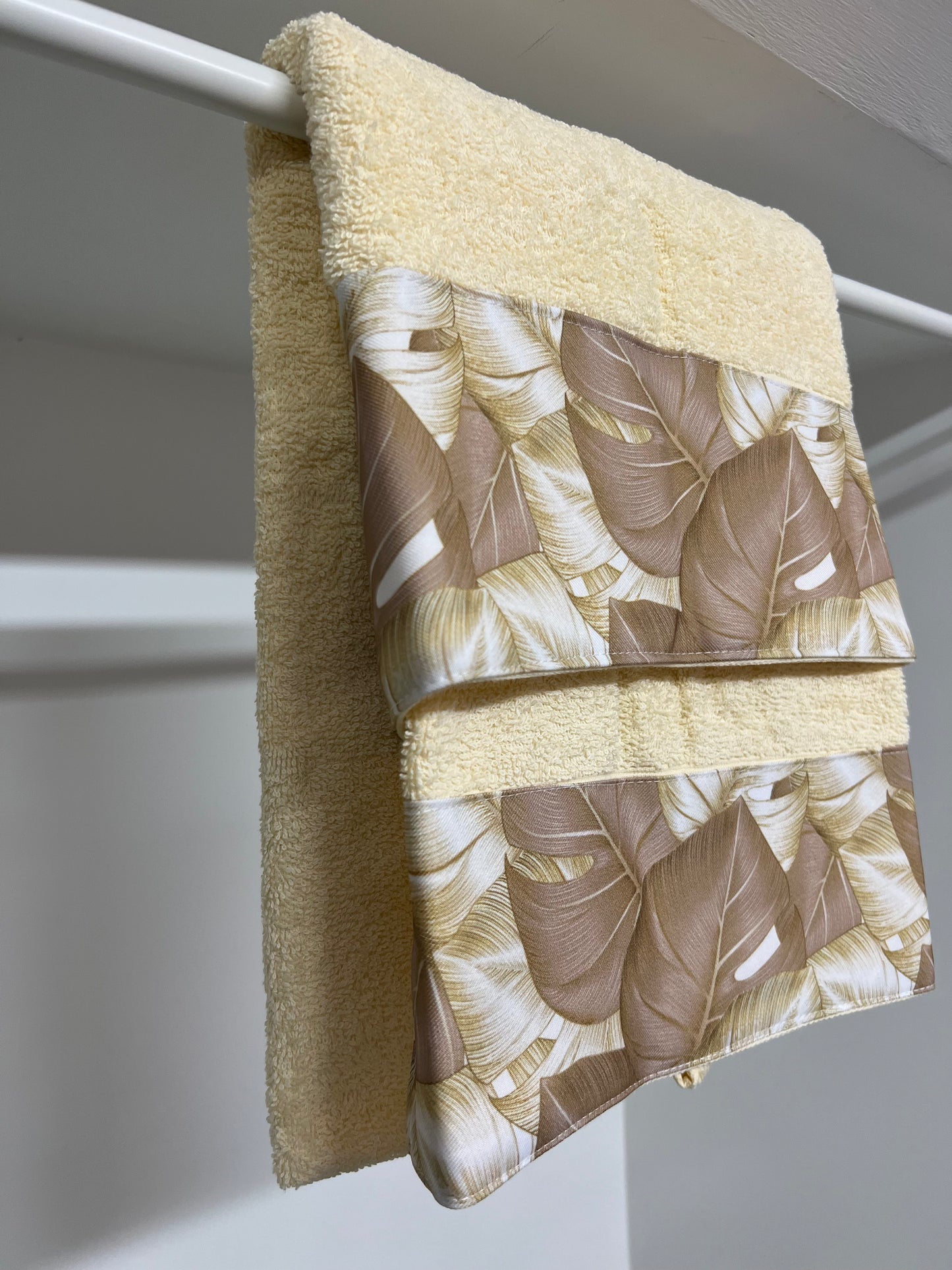 Serviette de Bain 1+1 avec Bordure en Impression Digitale Tropical Taupe-Or