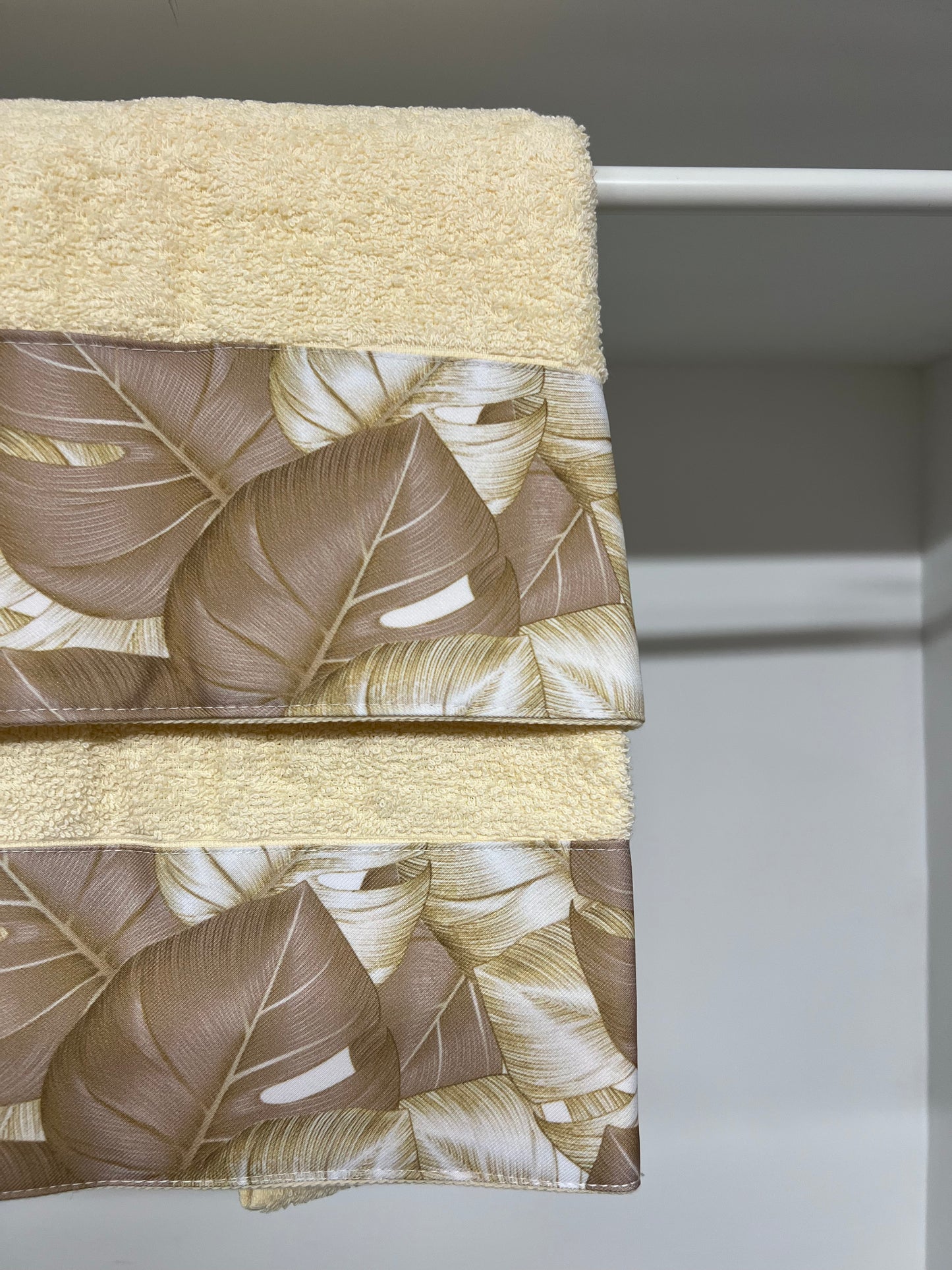 Serviette de Bain 1+1 avec Bordure en Impression Digitale Tropical Taupe-Or