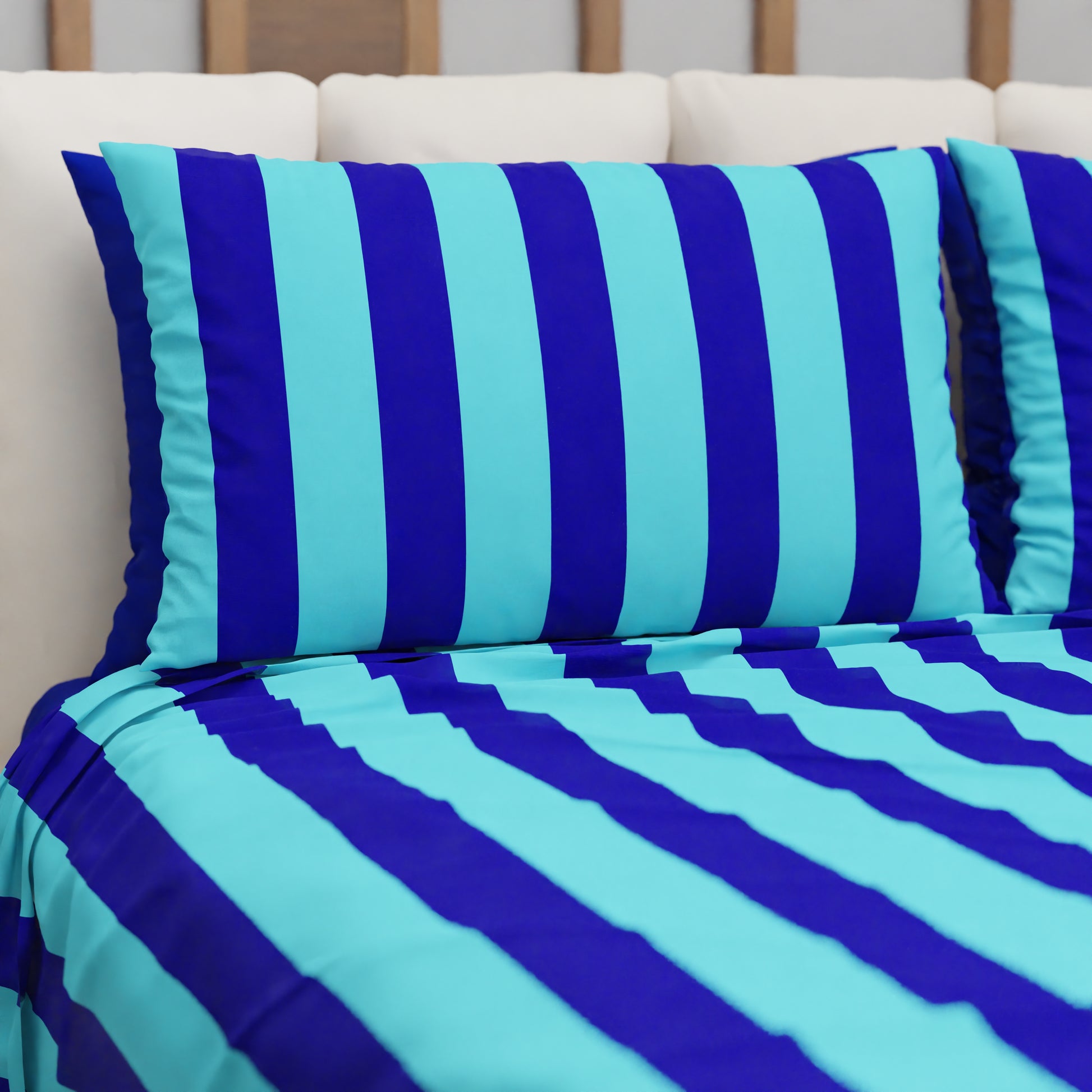 Lenzuolo Copriletto e Federe in Microfibra Righe Celeste/Blu Elettrico.