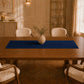 Runner da tavola effetto velluto Blu Scuro, 55 × 150 cm — vista ambientata