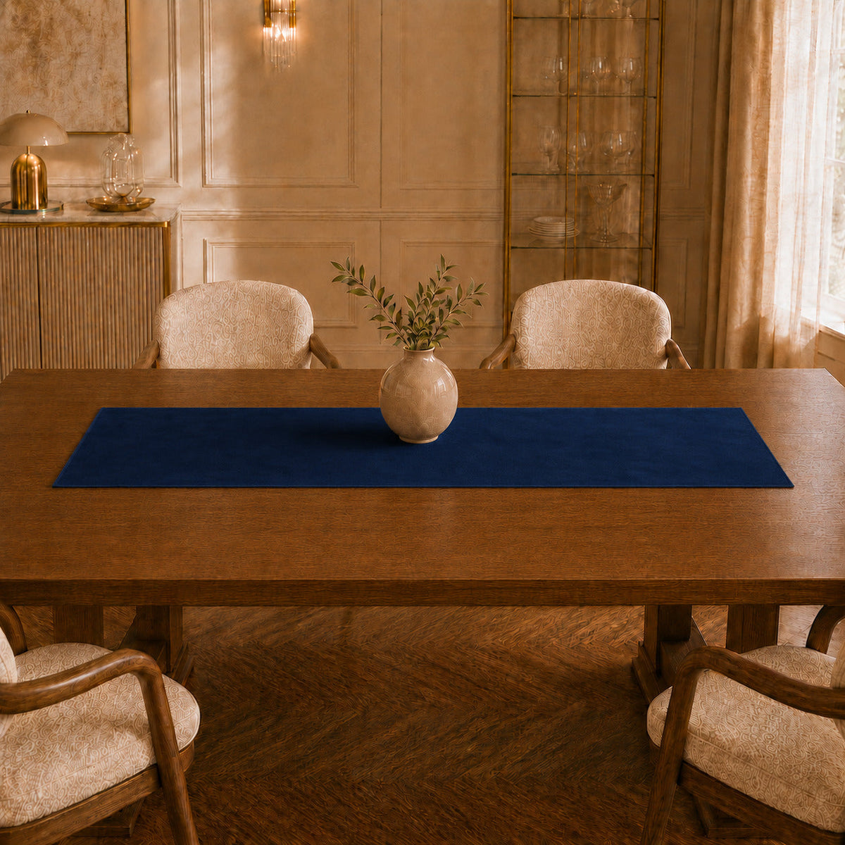Runner da tavola effetto velluto Blu Scuro, 55 × 150 cm — vista ambientata