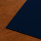 Runner da tavola effetto velluto Blu Scuro, 55 × 150 cm — dettaglio tessuto e finiture
