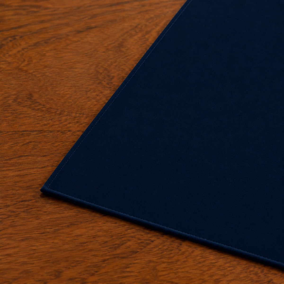 Runner da tavola effetto velluto Blu Scuro, 55 × 150 cm — dettaglio tessuto e finiture
