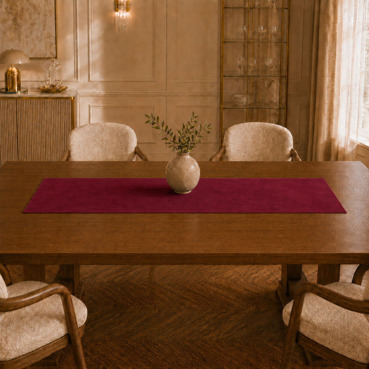 Runner da tavola effetto velluto Bordeaux, 55 × 150 cm — vista ambientata