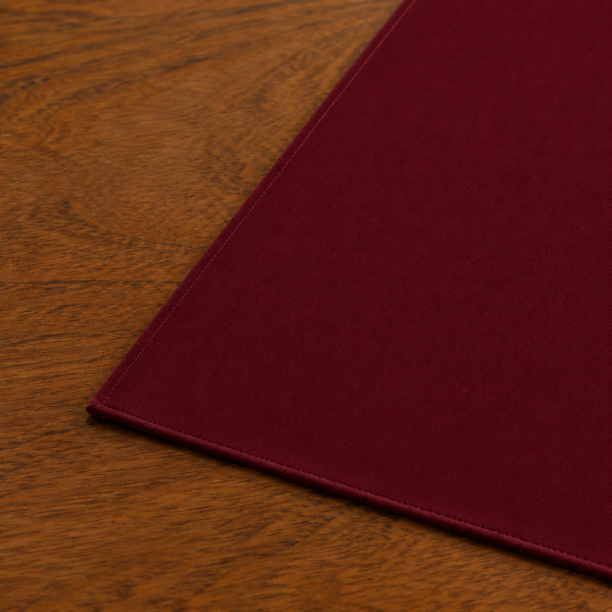 Runner da tavola effetto velluto Bordeaux, 55 × 150 cm — dettaglio tessuto e finiture