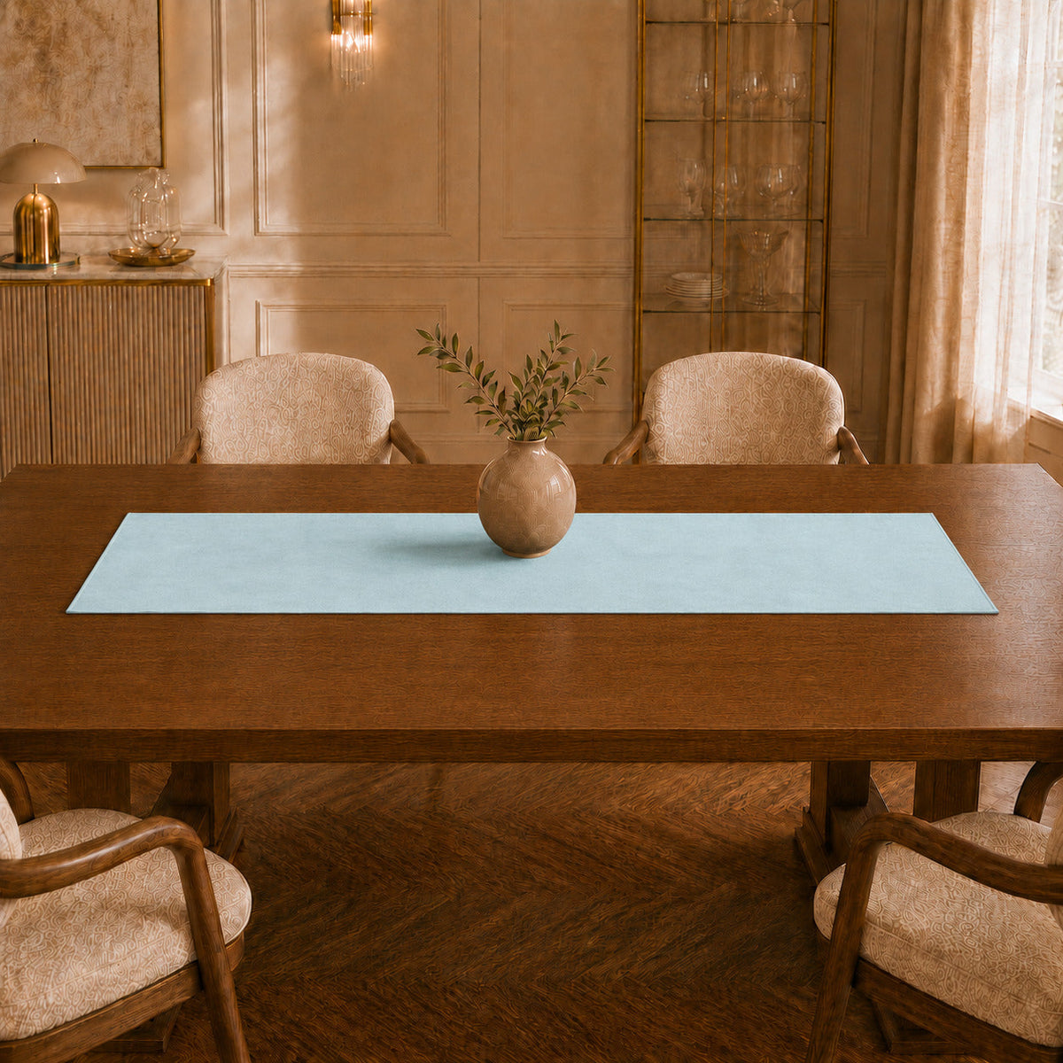 Runner da tavola effetto velluto Celeste, 55 × 150 cm — vista ambientata
