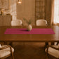 Runner da tavola effetto velluto Fucsia, 55 × 150 cm — vista ambientata