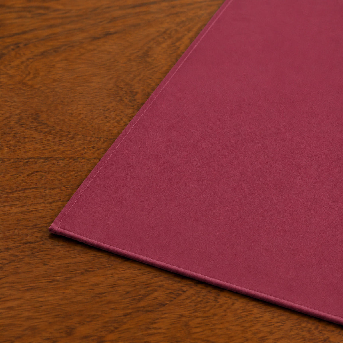 Runner da tavola effetto velluto Fucsia, 55 × 150 cm — dettaglio tessuto e finiture