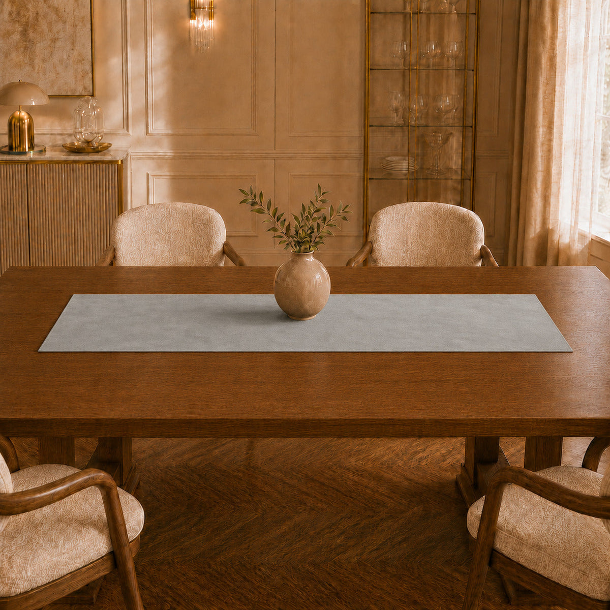 Runner da tavola effetto velluto Grigio Chiaro, 55 × 150 cm — vista ambientata