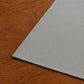 Runner da tavola effetto velluto Grigio Chiaro, 55 × 150 cm — dettaglio tessuto e finiture