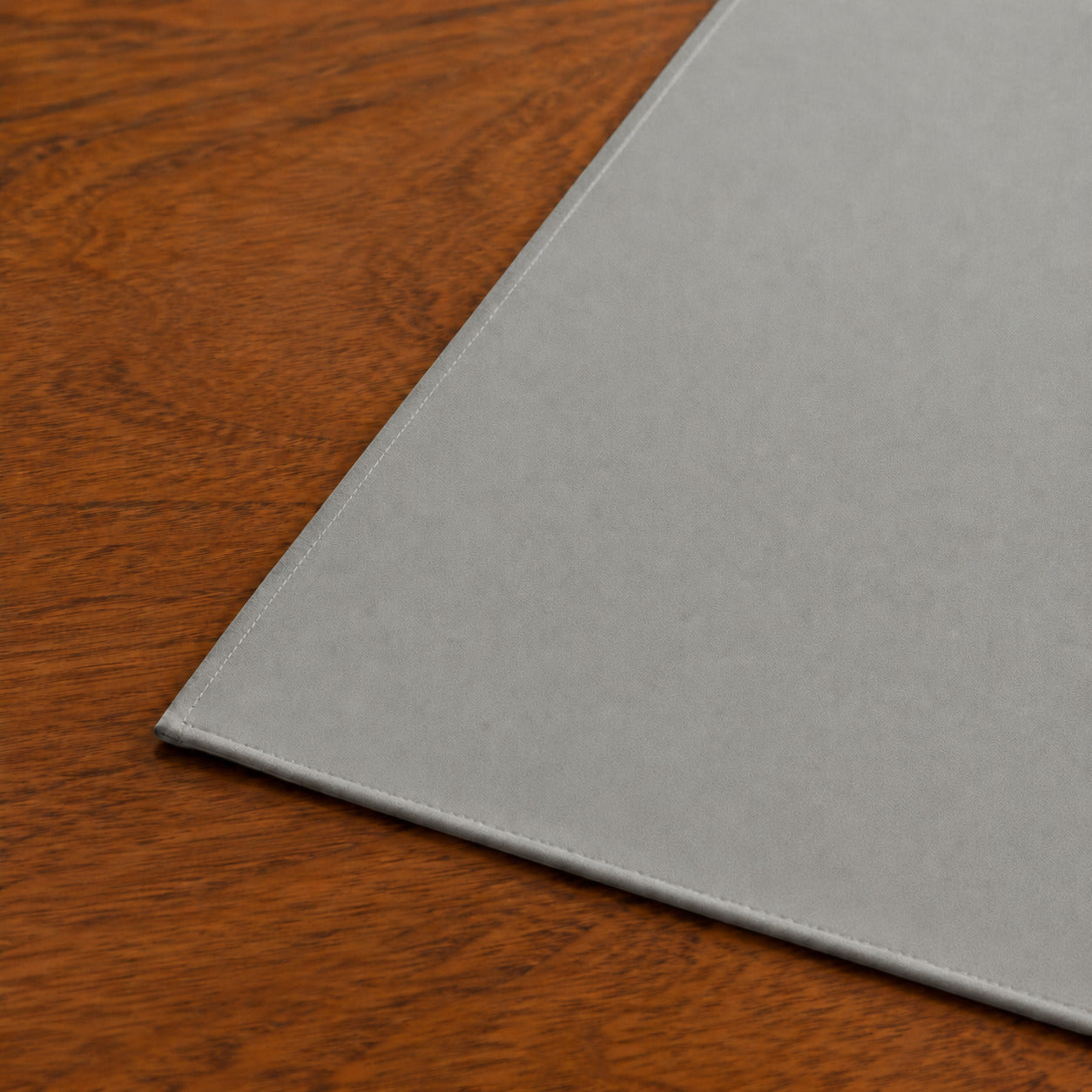 Runner da tavola effetto velluto Grigio Chiaro, 55 × 150 cm — dettaglio tessuto e finiture