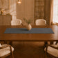 Runner da tavola effetto velluto Grigio Scuro, 55 × 150 cm — vista ambientata