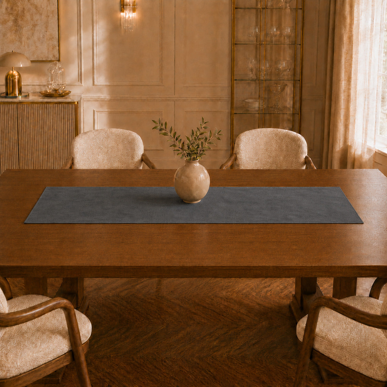 Runner da tavola effetto velluto Grigio Scuro, 55 × 150 cm — vista ambientata