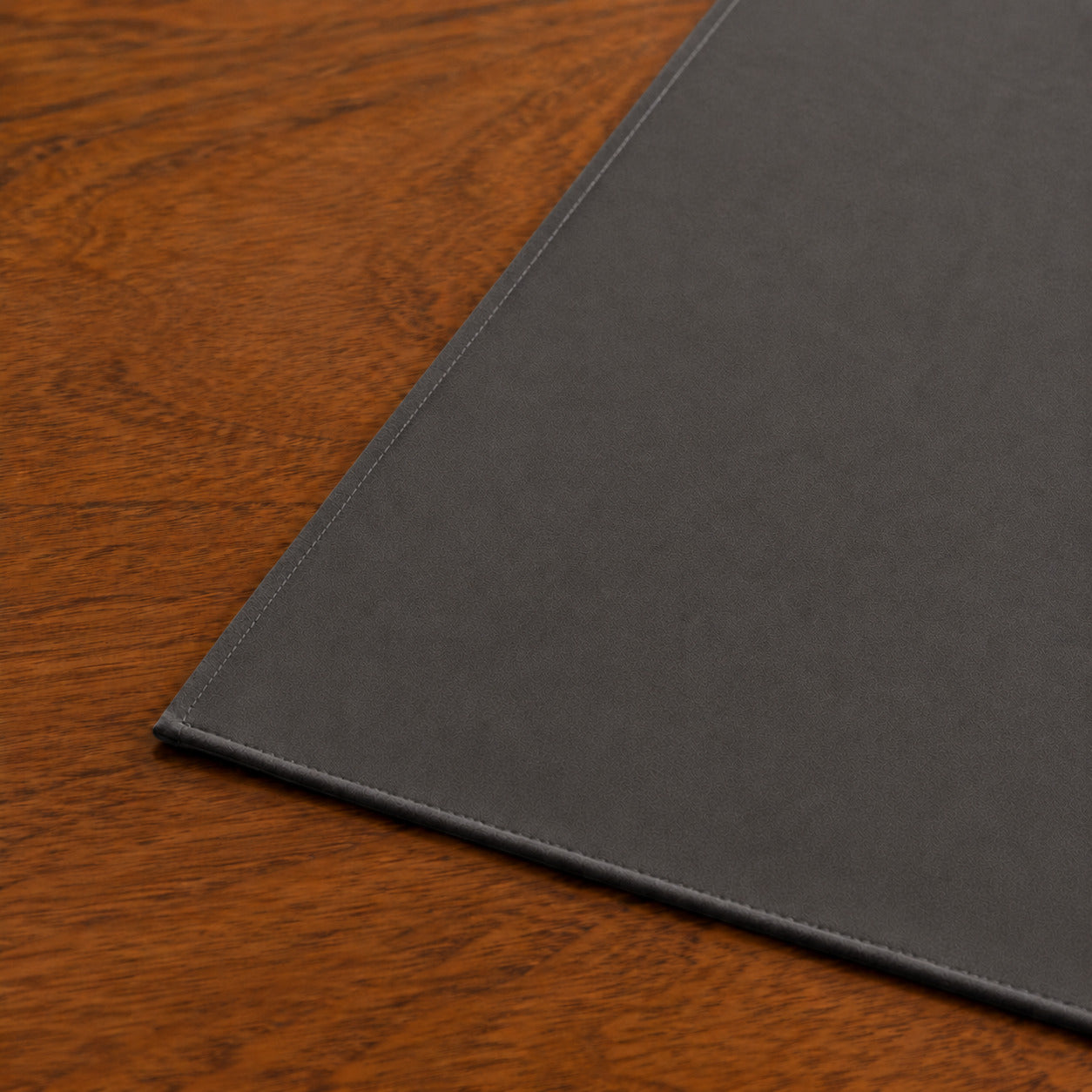Runner da tavola effetto velluto Grigio Scuro, 55 × 150 cm — dettaglio tessuto e finiture