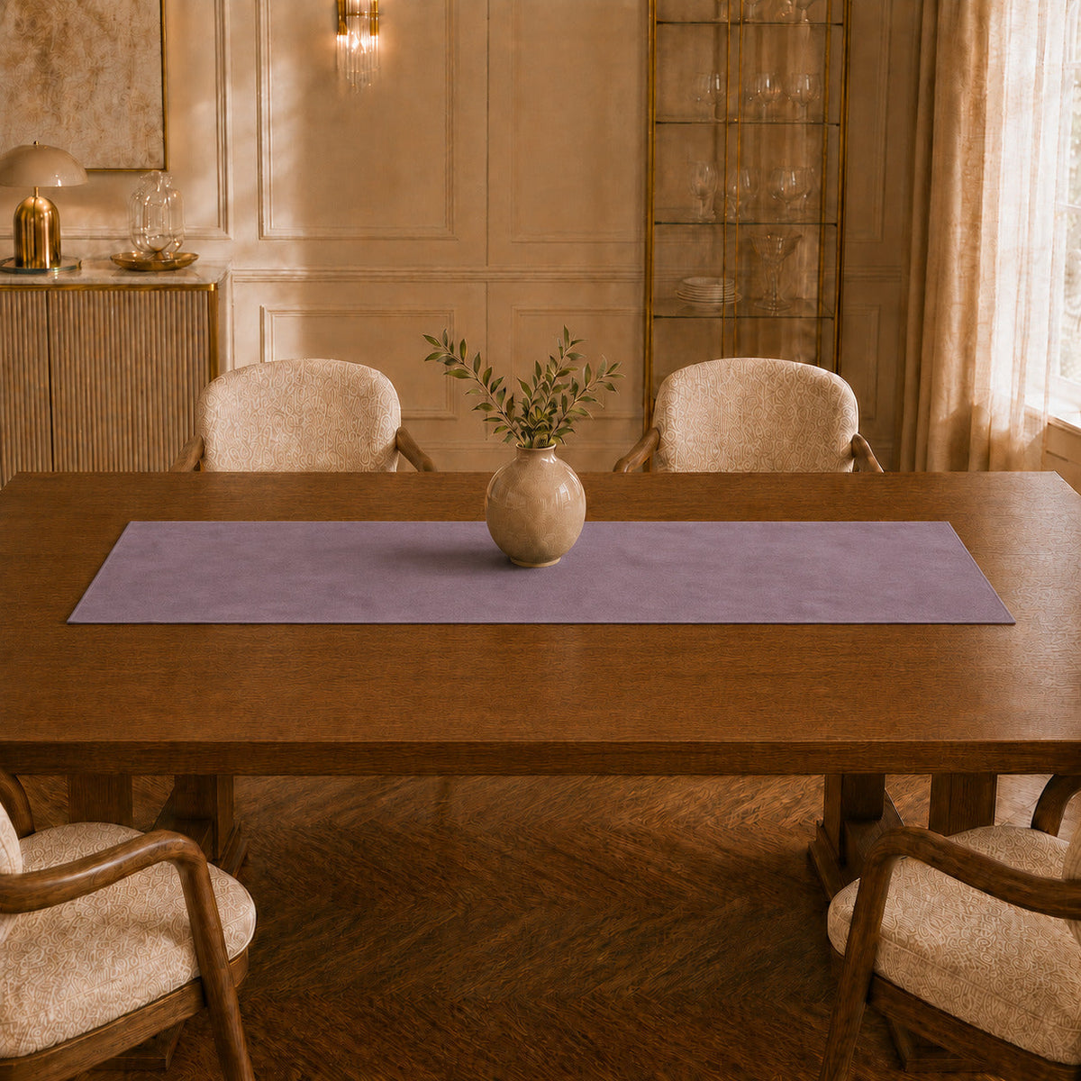 Runner da tavola effetto velluto Lilla, 55 × 150 cm — vista ambientata