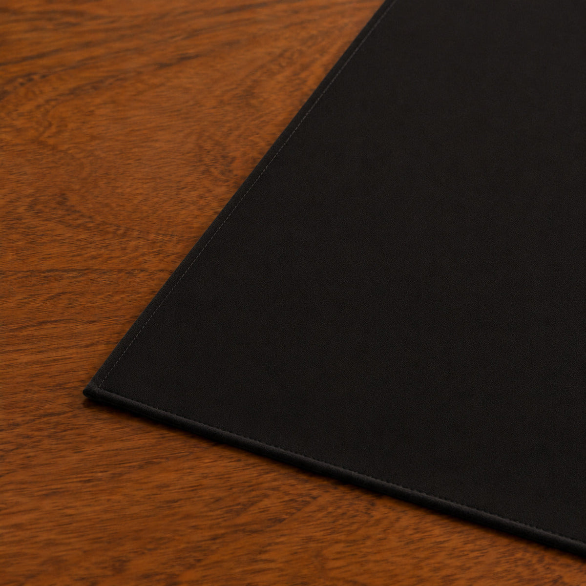 Runner da tavola effetto velluto Nero, 55 × 150 cm — dettaglio tessuto e finiture