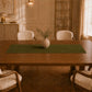 Runner da tavola effetto velluto Verde Oliva, 55 × 150 cm — vista ambientata