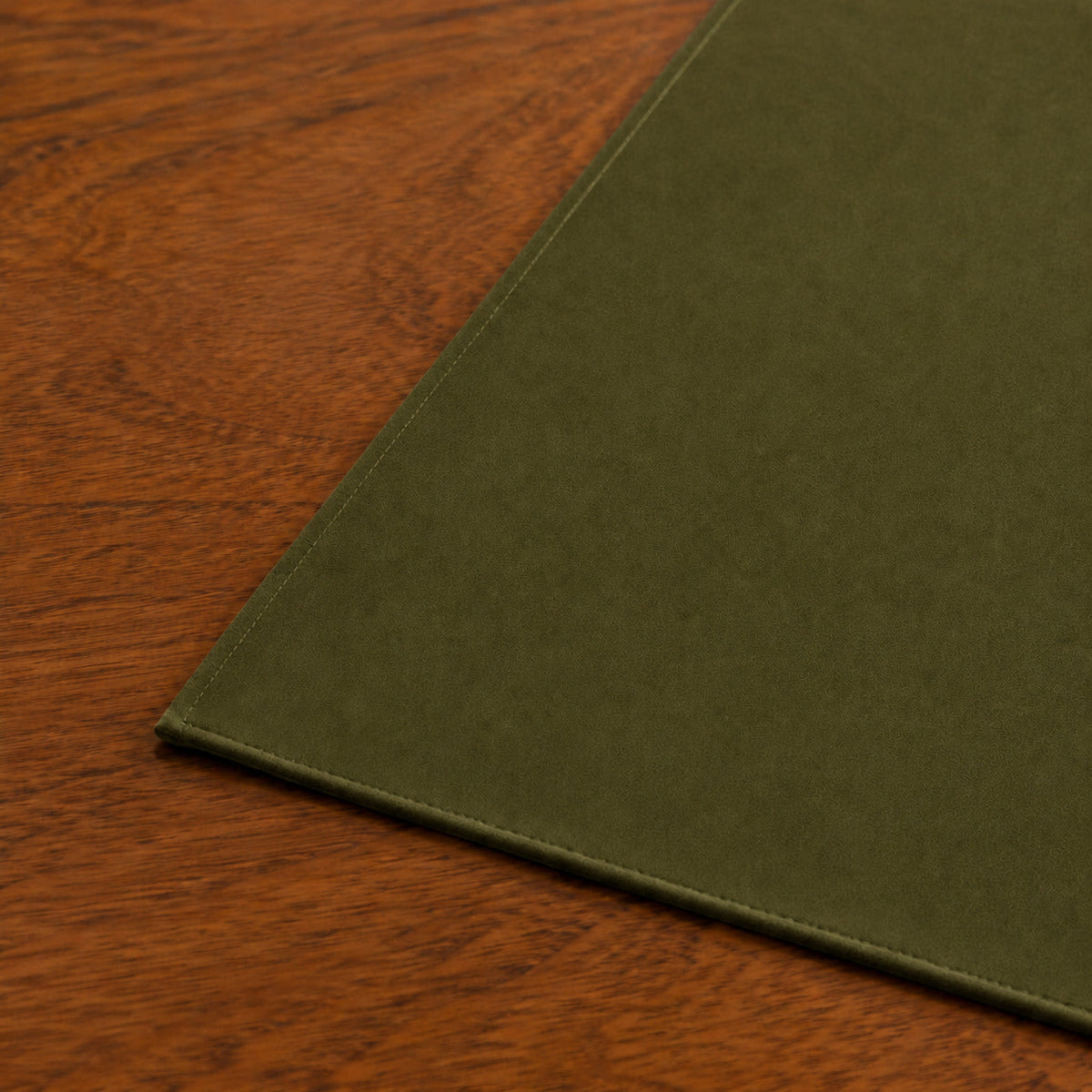 Runner da tavola effetto velluto Verde Oliva, 55 × 150 cm — dettaglio tessuto e finiture