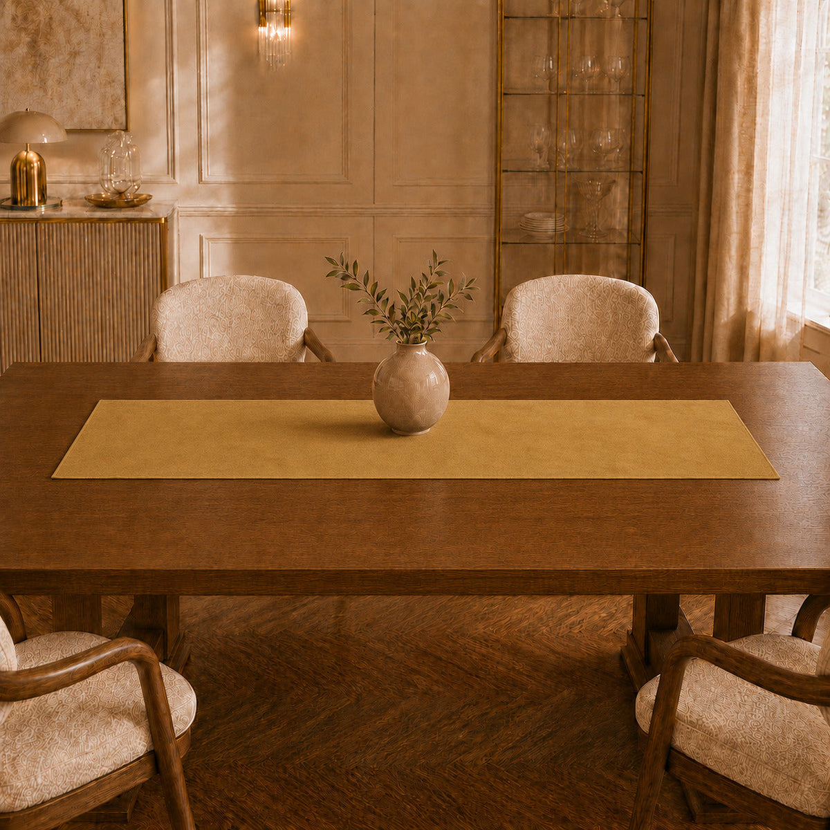 Runner da tavola effetto velluto Oro, 55 × 150 cm — vista ambientata