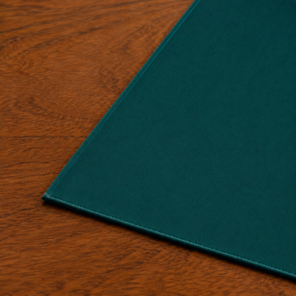 Runner da tavola effetto velluto Ottanio, 55 × 150 cm — dettaglio tessuto e finiture