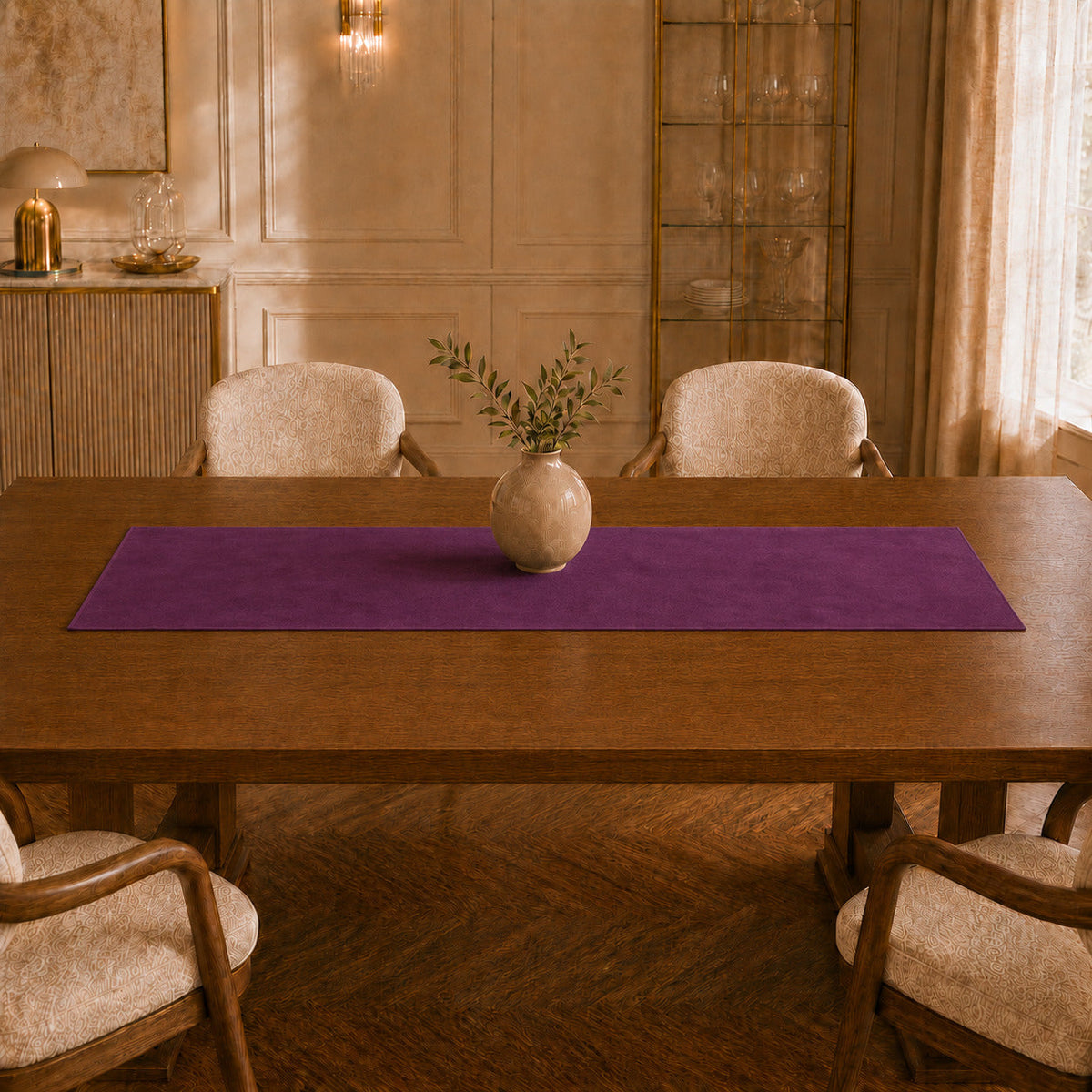 Runner da tavola effetto velluto Prugna, 55 × 150 cm — vista ambientata