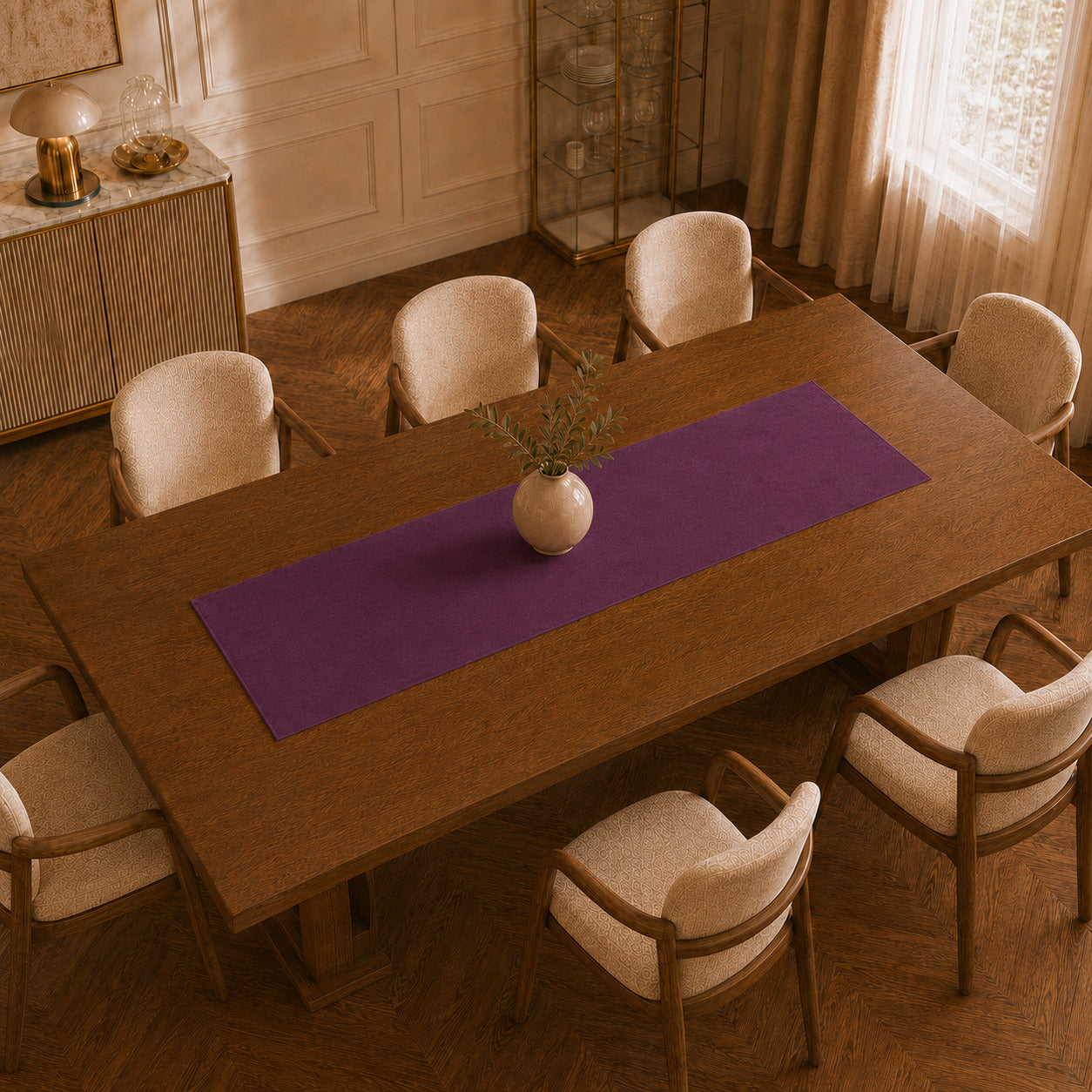 Runner da tavola effetto velluto Prugna, 55 × 150 cm — vista dall’alto