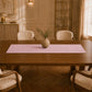 Runner da tavola effetto velluto Rosa, 55 × 150 cm — vista ambientata