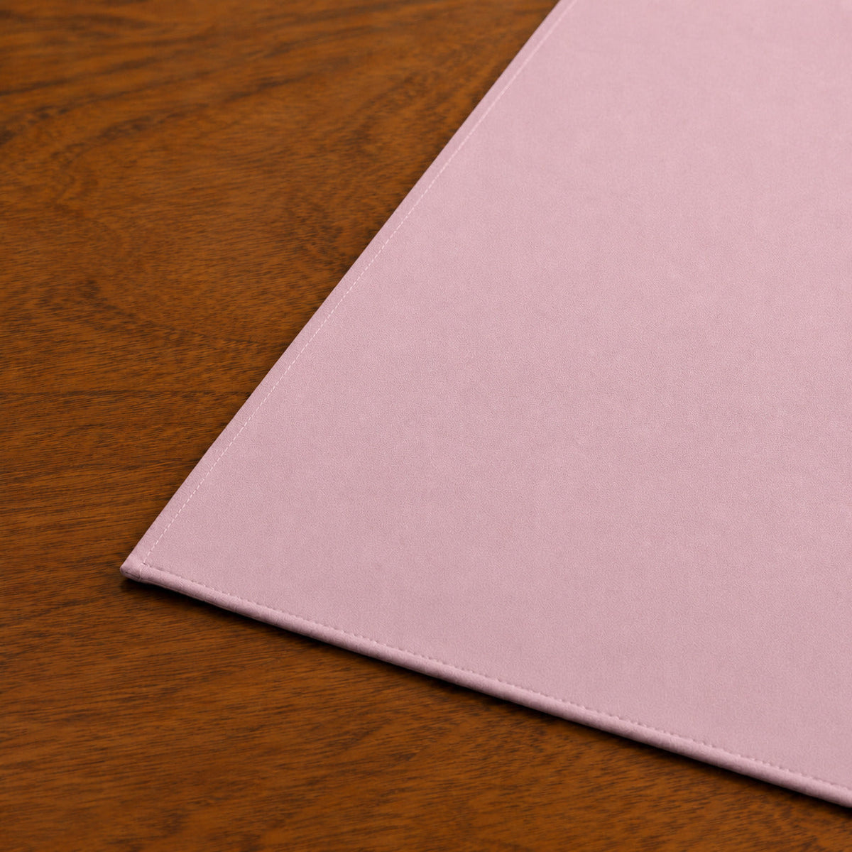 Runner da tavola effetto velluto Rosa, 55 × 150 cm — dettaglio tessuto e finiture