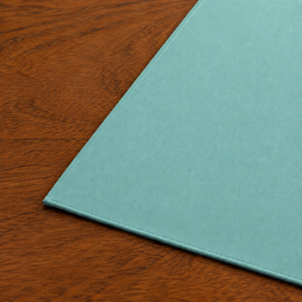 Runner da tavola effetto velluto Tiffany, 55 × 150 cm — dettaglio tessuto e finiture