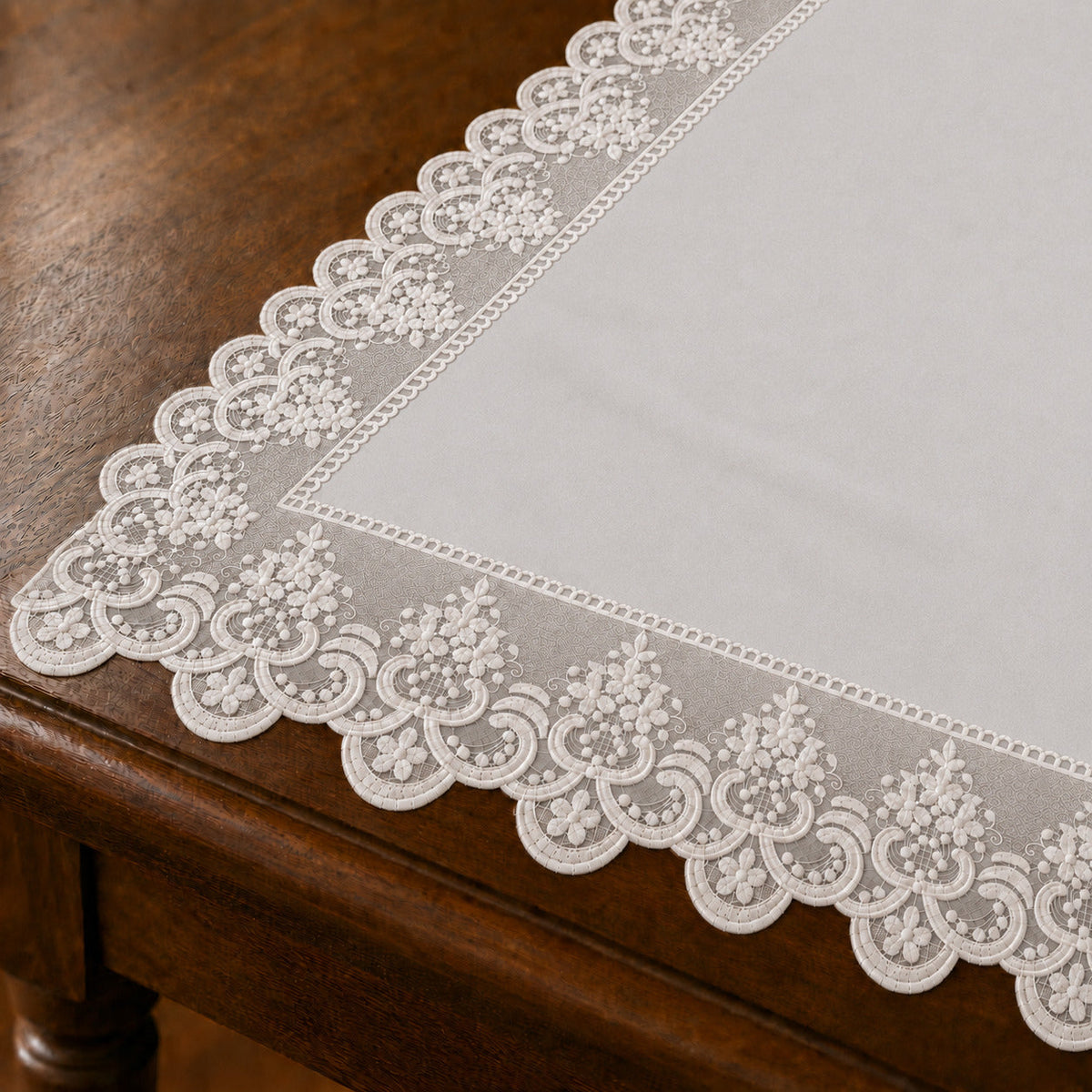 Runner da tavola effetto velluto Bianco Ottico con Pizzo Rebrodé bianco, 55 × 150 cm — dettaglio tessuto e finiture