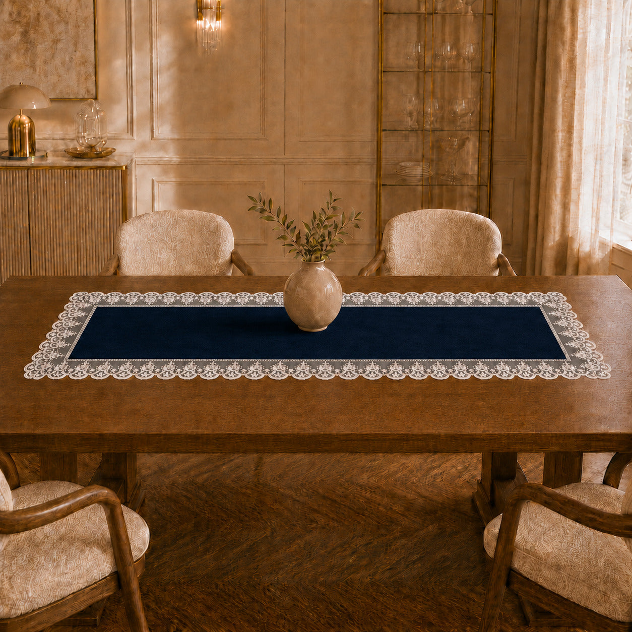 Runner da tavola effetto velluto Blu Scuro con Pizzo Rebrodé bianco, 55 × 150 cm — vista ambientata