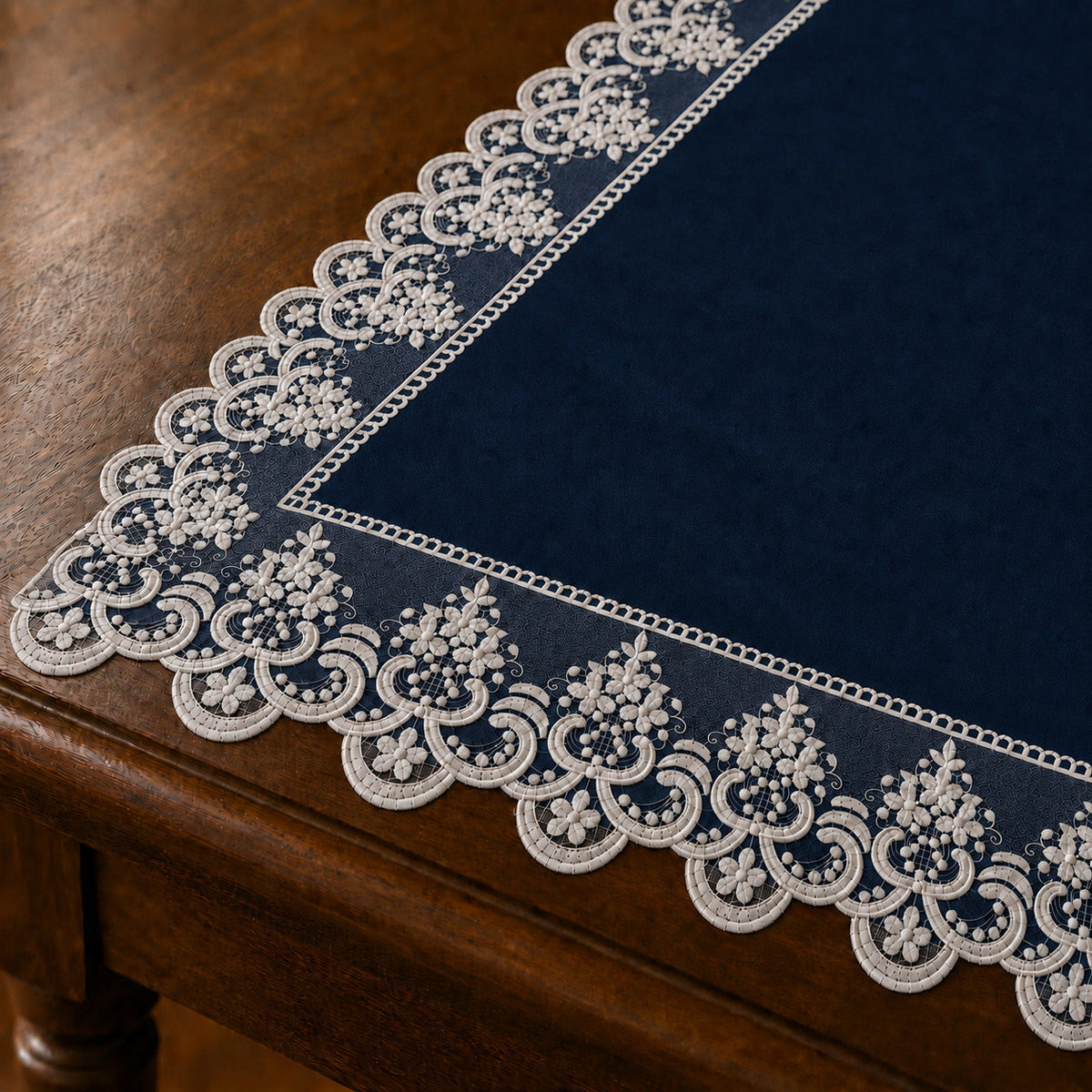 Runner da tavola effetto velluto Blu Scuro con Pizzo Rebrodé bianco, 55 × 150 cm — dettaglio tessuto e finiture