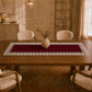 Runner da tavola effetto velluto Bordeaux con Pizzo Rebrodé bianco, 55 × 150 cm — vista ambientata