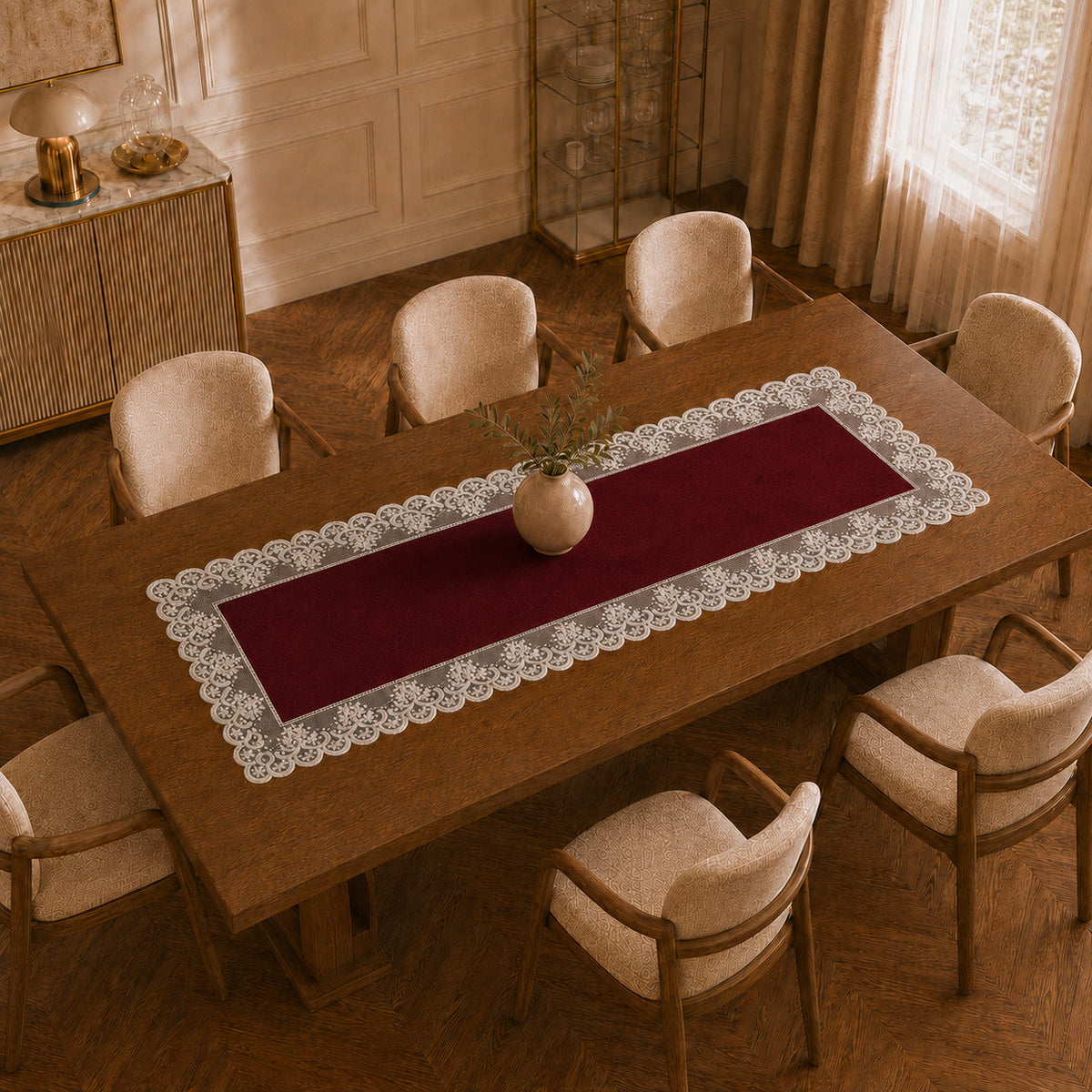 Runner da tavola effetto velluto Bordeaux con Pizzo Rebrodé bianco, 55 × 150 cm — vista dall’alto