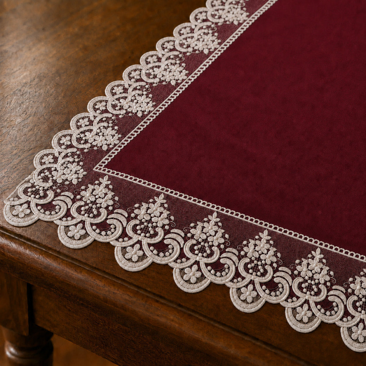 Runner da tavola effetto velluto Bordeaux con Pizzo Rebrodé bianco, 55 × 150 cm — dettaglio tessuto e finiture
