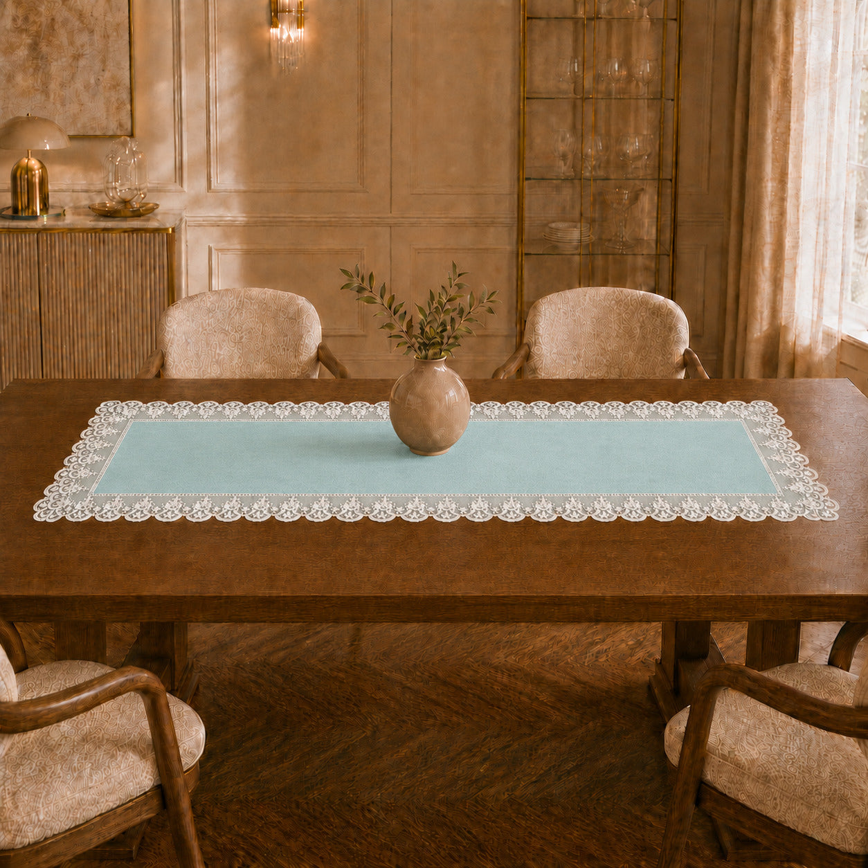 Runner da tavola effetto velluto Celeste con Pizzo Rebrodé bianco, 55 × 150 cm — vista ambientata