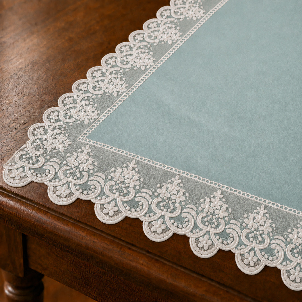 Runner da tavola effetto velluto Celeste con Pizzo Rebrodé bianco, 55 × 150 cm — dettaglio tessuto e finiture