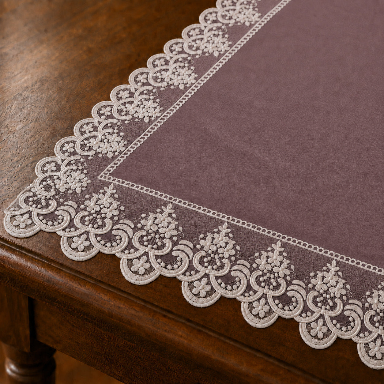 Runner da tavola effetto velluto Cipolla con Pizzo Rebrodé bianco, 55 × 150 cm — dettaglio tessuto e finiture