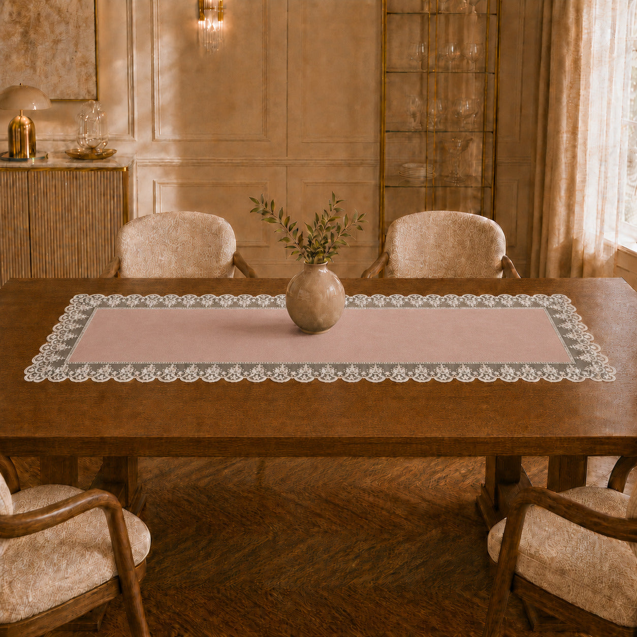 Runner da tavola effetto velluto Cipria con Pizzo Rebrodé bianco, 55 × 150 cm — vista ambientata