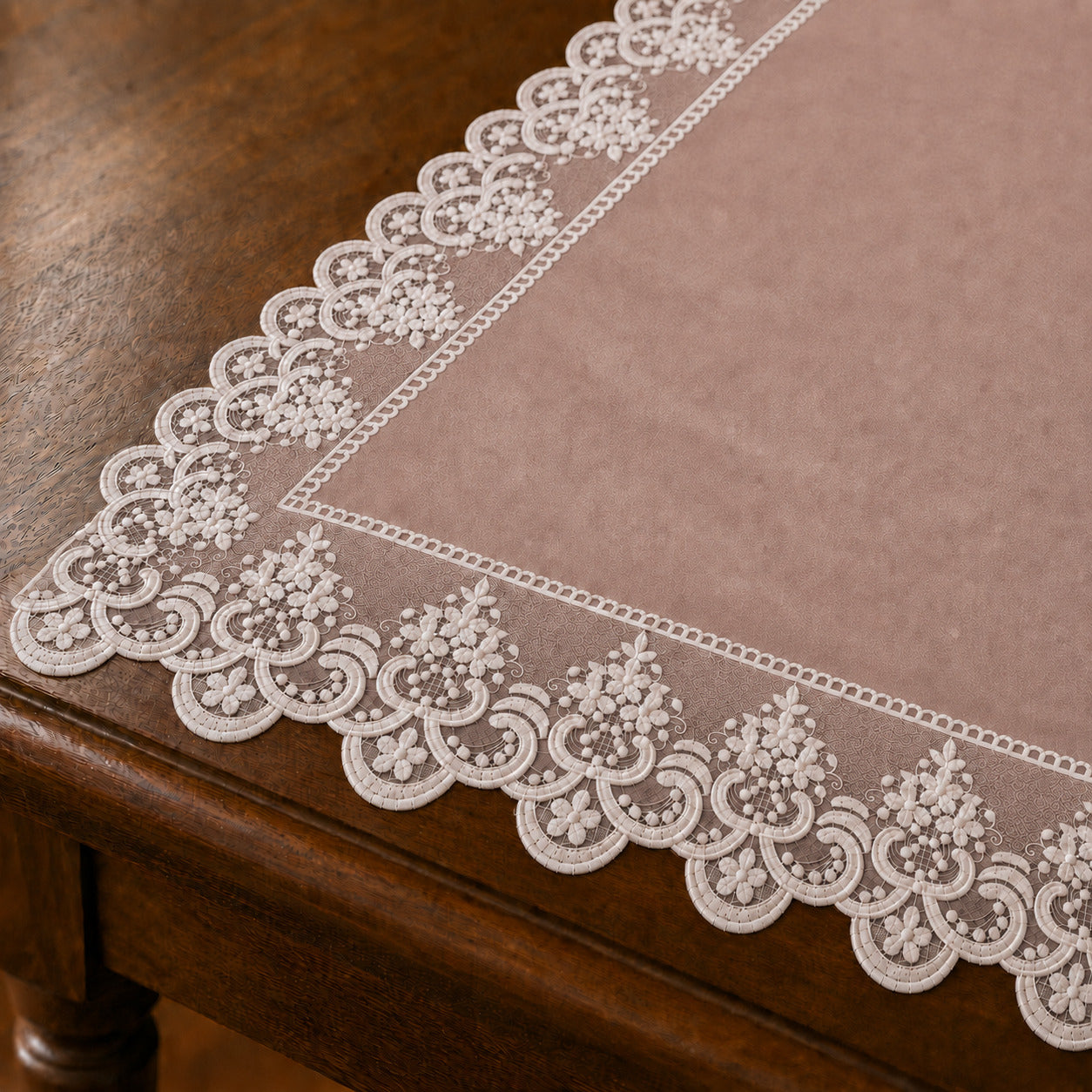 Runner da tavola effetto velluto Cipria con Pizzo Rebrodé bianco, 55 × 150 cm — dettaglio tessuto e finiture