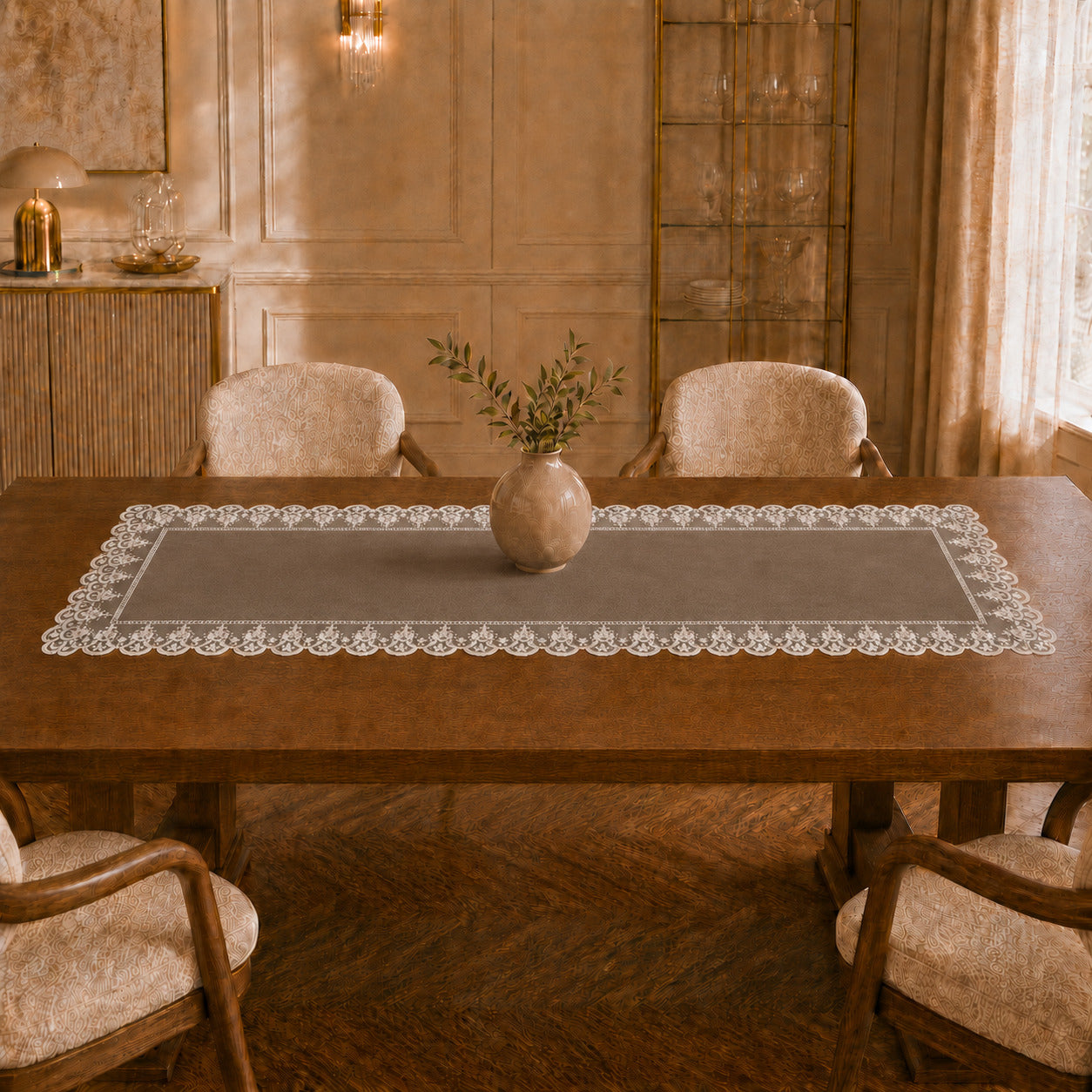 Runner da tavola effetto velluto Fango con Pizzo Rebrodé bianco, 55 × 150 cm — vista ambientata