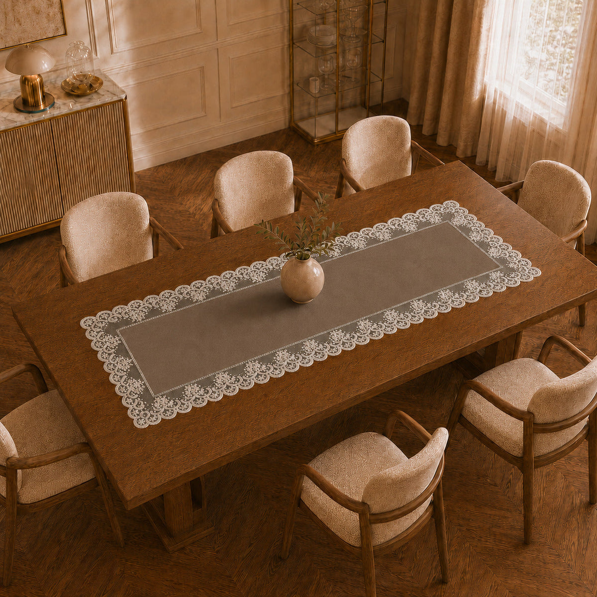 Runner da tavola effetto velluto Fango con Pizzo Rebrodé bianco, 55 × 150 cm — vista dall’alto