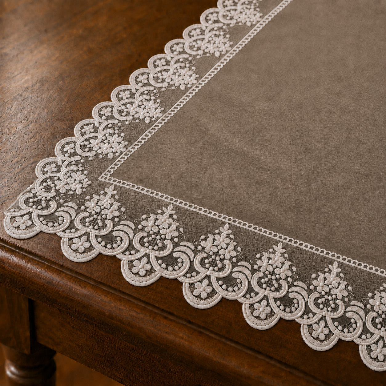 Runner da tavola effetto velluto Fango con Pizzo Rebrodé bianco, 55 × 150 cm — dettaglio tessuto e finiture