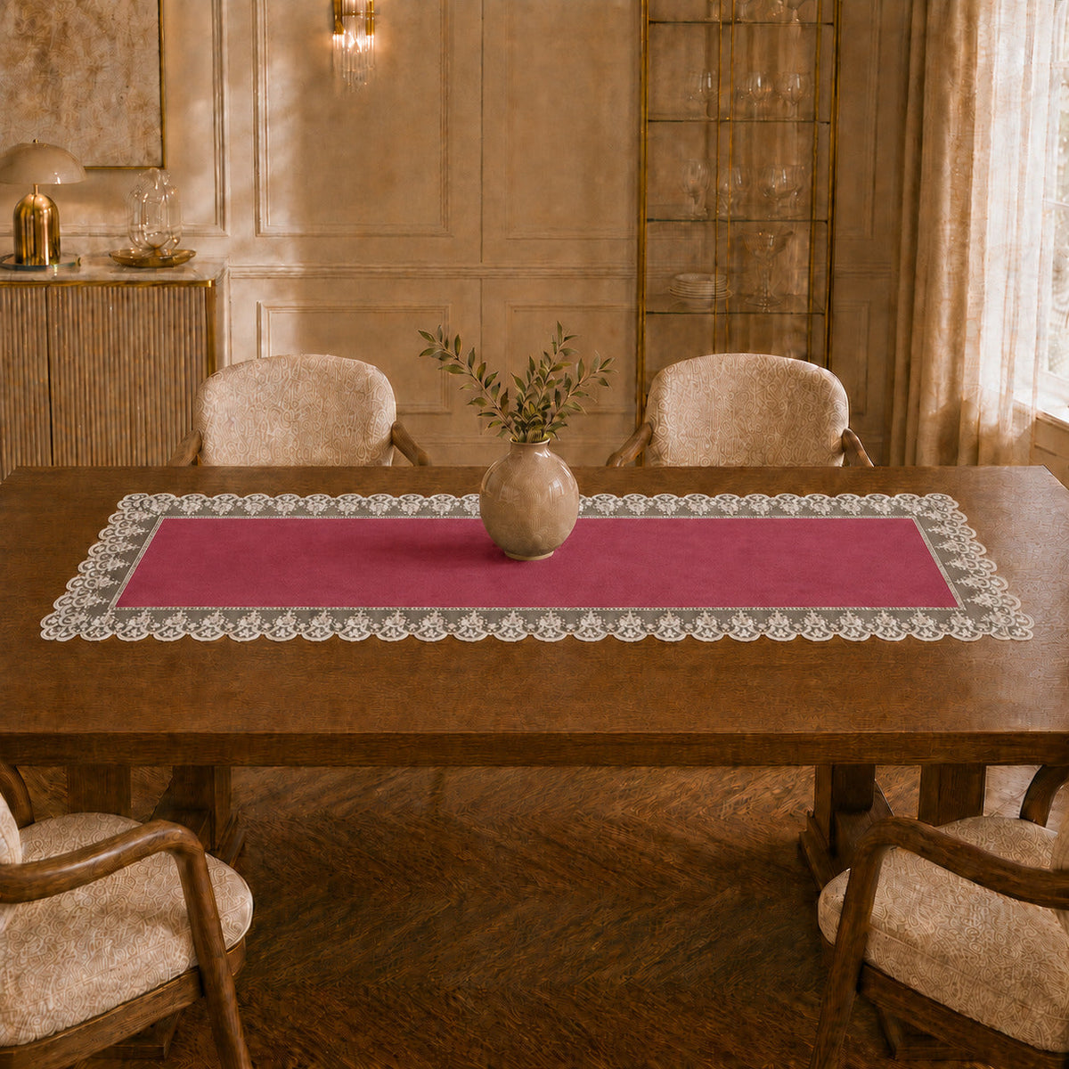 Runner da tavola effetto velluto Fucsia con Pizzo Rebrodé bianco, 55 × 150 cm — vista ambientata