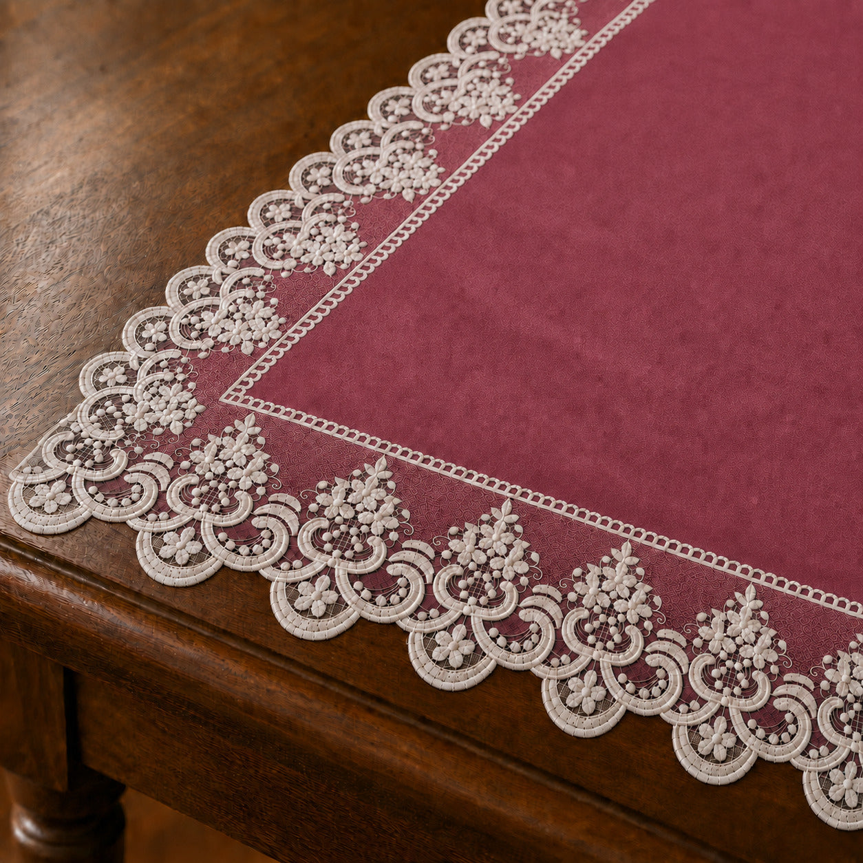 Runner da tavola effetto velluto Fucsia con Pizzo Rebrodé bianco, 55 × 150 cm — dettaglio tessuto e finiture