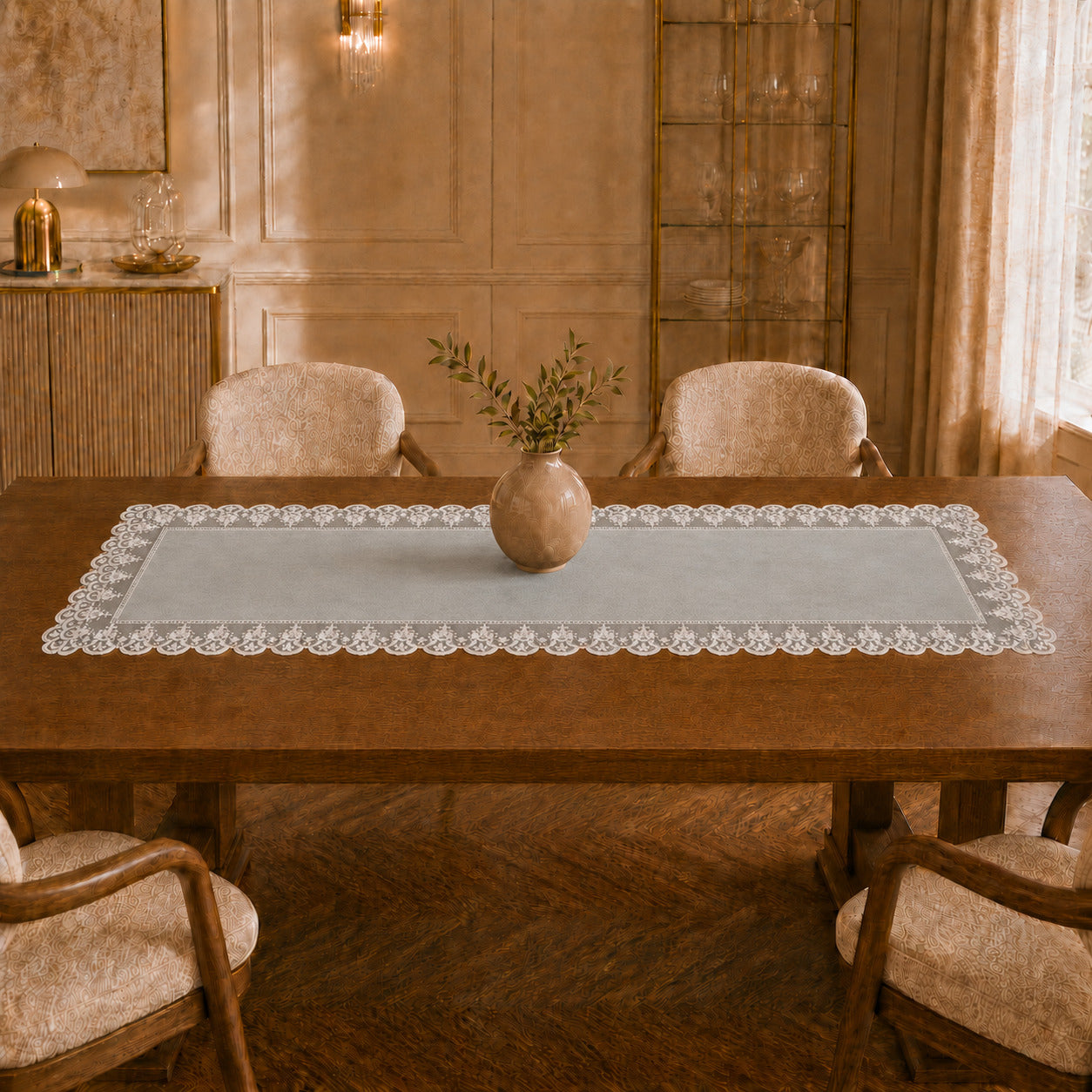 Runner da tavola effetto velluto Grigio Chiaro con Pizzo Rebrodé bianco, 55 × 150 cm — vista ambientata