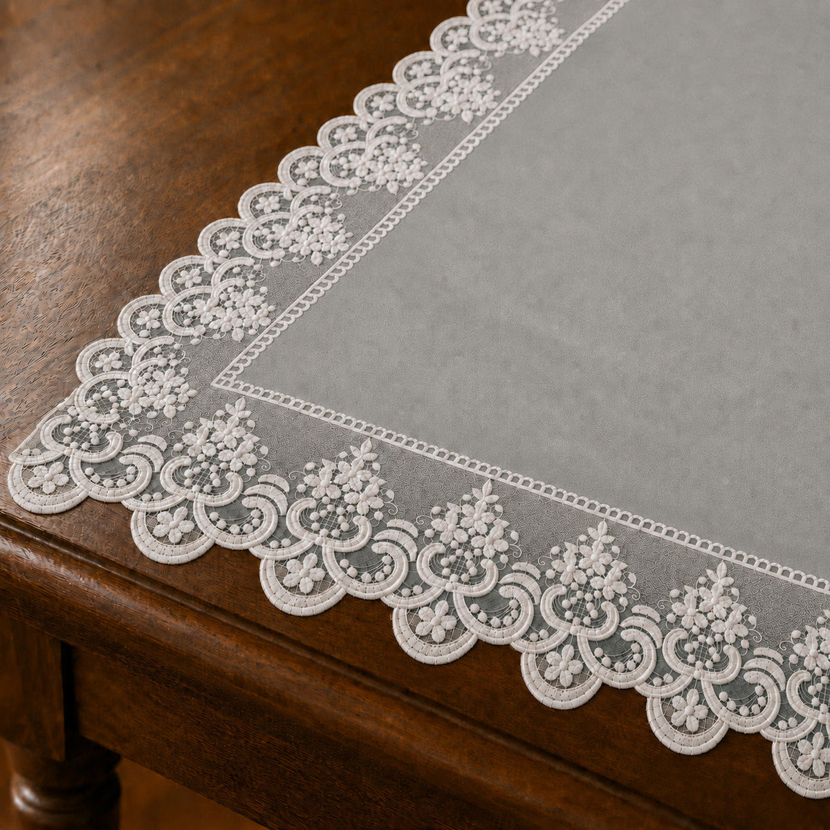 Runner da tavola effetto velluto Grigio Chiaro con Pizzo Rebrodé bianco, 55 × 150 cm — dettaglio tessuto e finiture