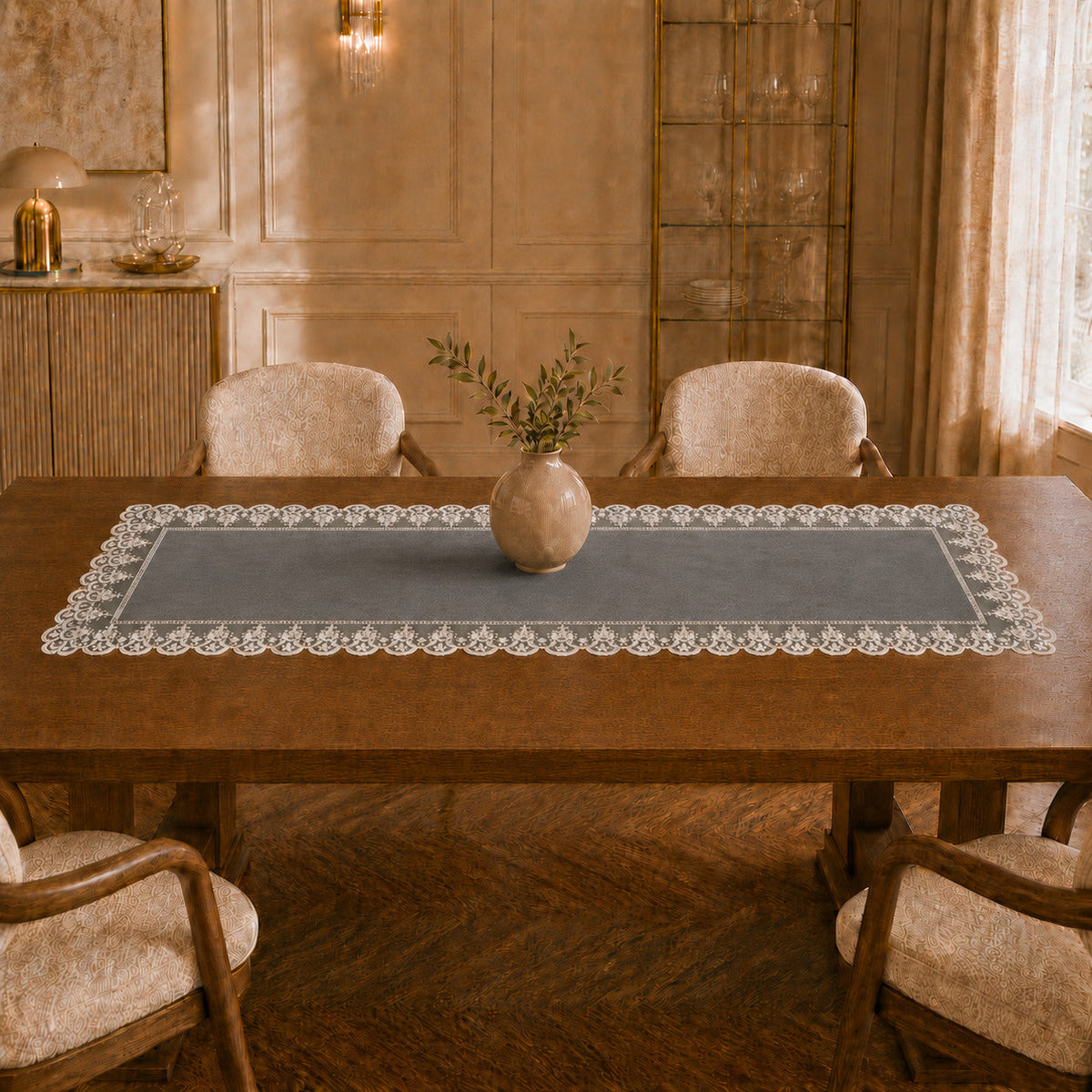 Runner da tavola effetto velluto Grigio Scuro con Pizzo Rebrodé bianco, 55 × 150 cm — vista ambientata