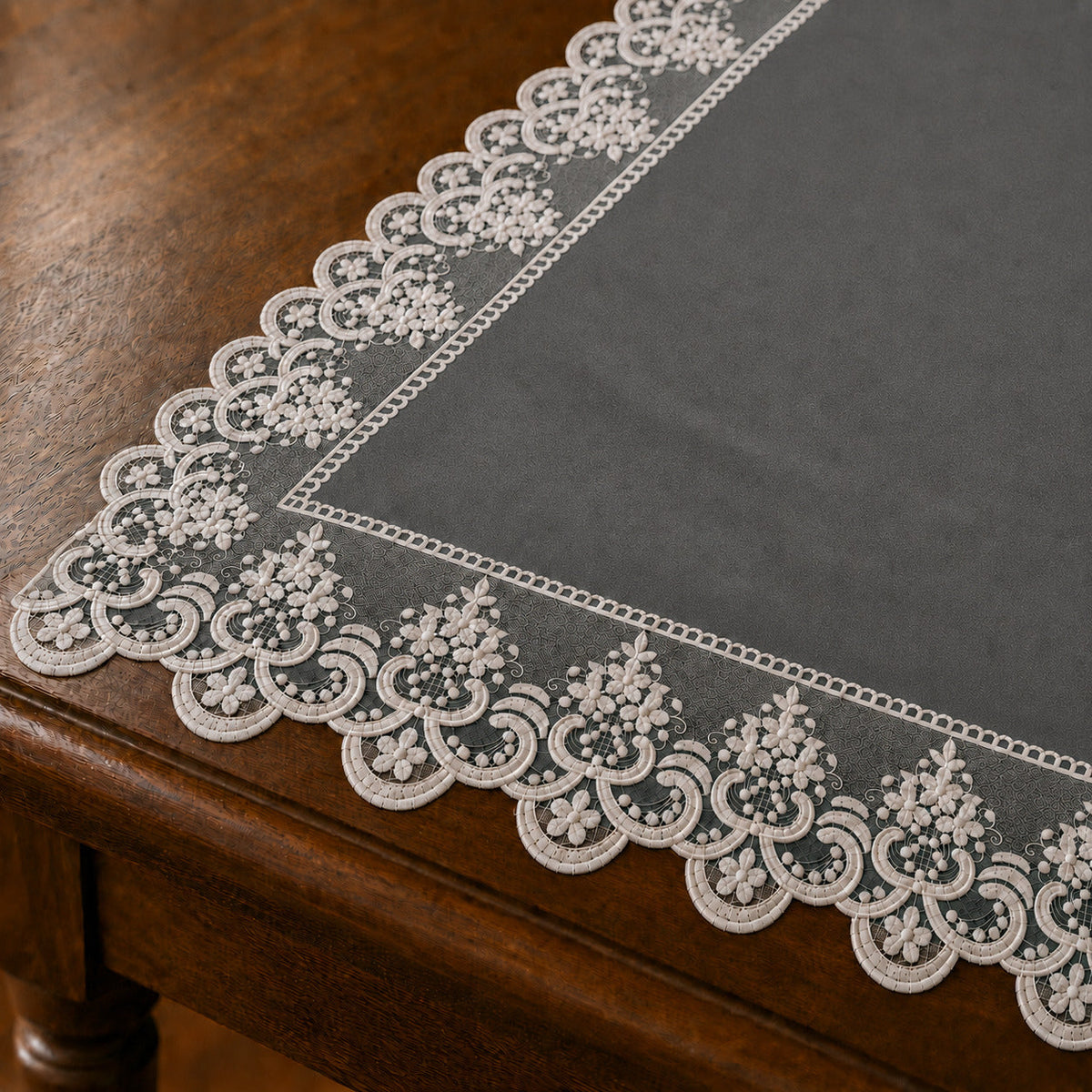 Runner da tavola effetto velluto Grigio Scuro con Pizzo Rebrodé bianco, 55 × 150 cm — dettaglio tessuto e finiture
