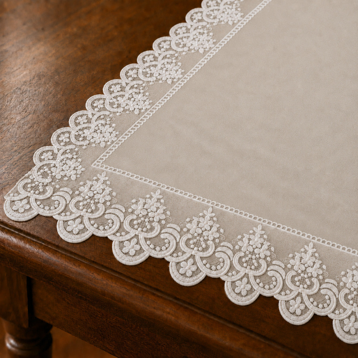 Runner da tavola effetto velluto Bianco Latte con Pizzo Rebrodé bianco, 55 × 150 cm — dettaglio tessuto e finiture